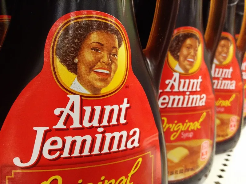 Aunt Jemima syrup on shelves