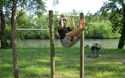 Does it get any better than this? Trees, shade, green grass and a pair of horizontal bars beside the Dordogne River, in Souillac, add up to one of the finest outdoor workout stations in France.