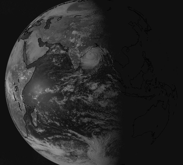 Hurricane Phailin approaching India last night