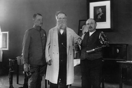 A war disbled man, who lost both of his arms in World War I, learns to hold knife and fork with his prostheses. 