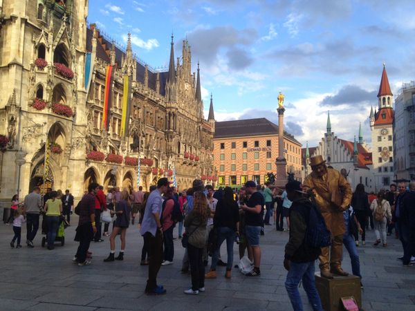 Crowds gather in Munich thumbnail