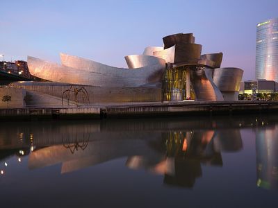 The Guggenheim Bilbao in Spain is one of many museums featuring curvilinear edges