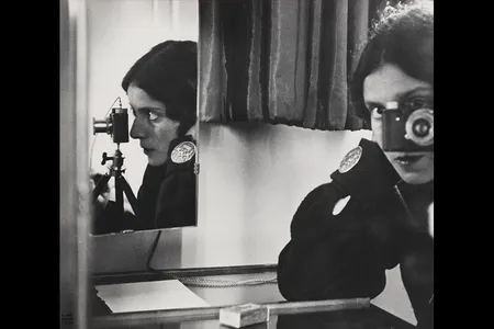 Ilse Bing, Selbstporträt mit Leica (Self-Portrait With Leica), 1931 gelatin silver print
