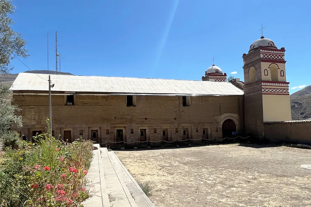 The carpa uasi was the bottom level of this building; it originally ended to the left of the arch (near the right side of the floor level). The 15th-century structure survived because the church built over and around it lent stability.