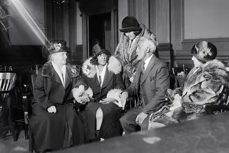 Alice Beatrice Rhinelander, n&eacute;e Jones (seated at center), looks at her father, George Jones, as they await the verdict in the&nbsp;Rhinelander v. Rhinelander&nbsp;case.