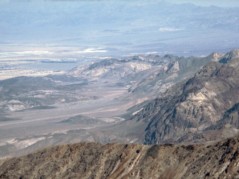Death_Valley,19820817,Dante's_View,to_North.jpg