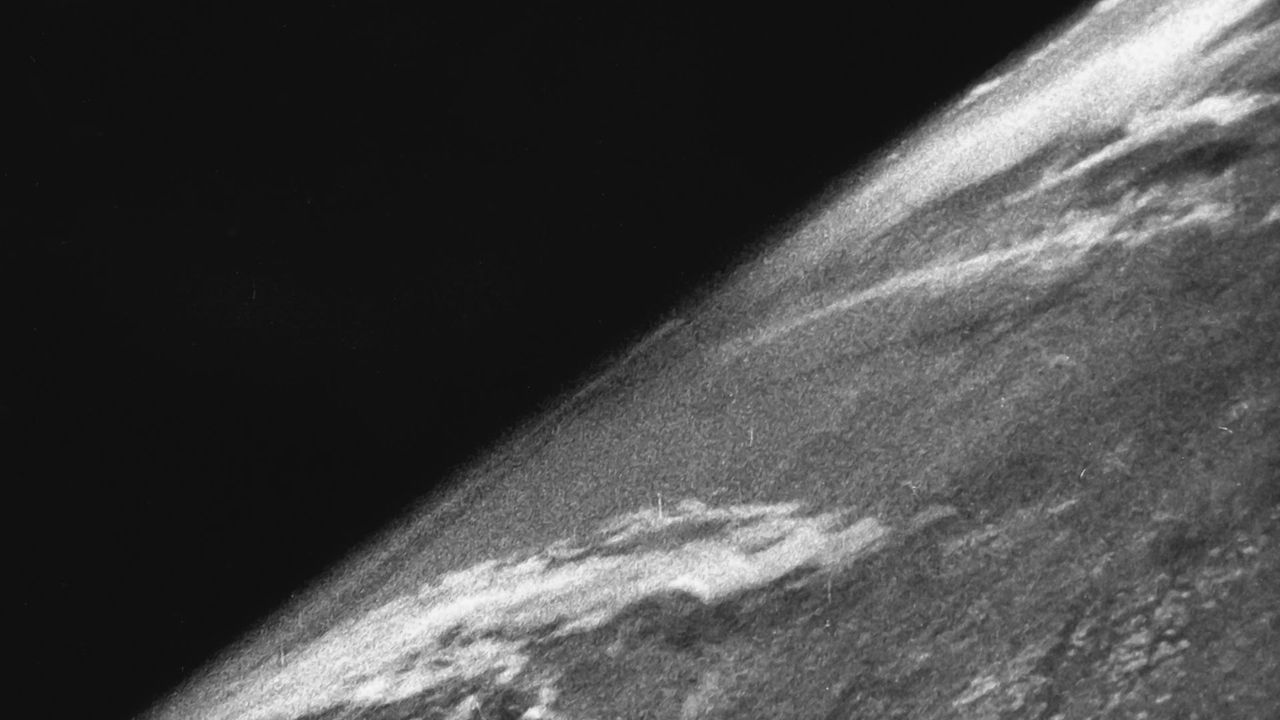 芸術写真 Pictures from the Surface of the Earth first_photo_from_space.jpg