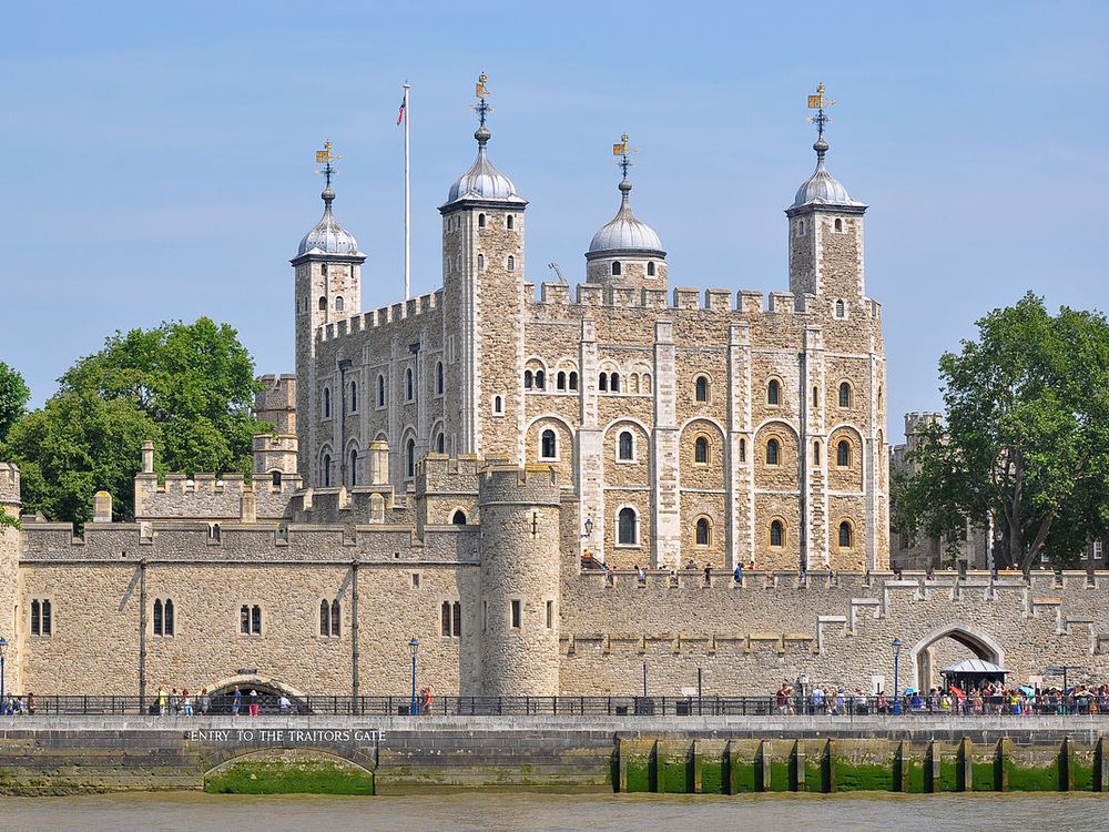 Tower_of_London_viewed_from_the_River_Thames.jpg