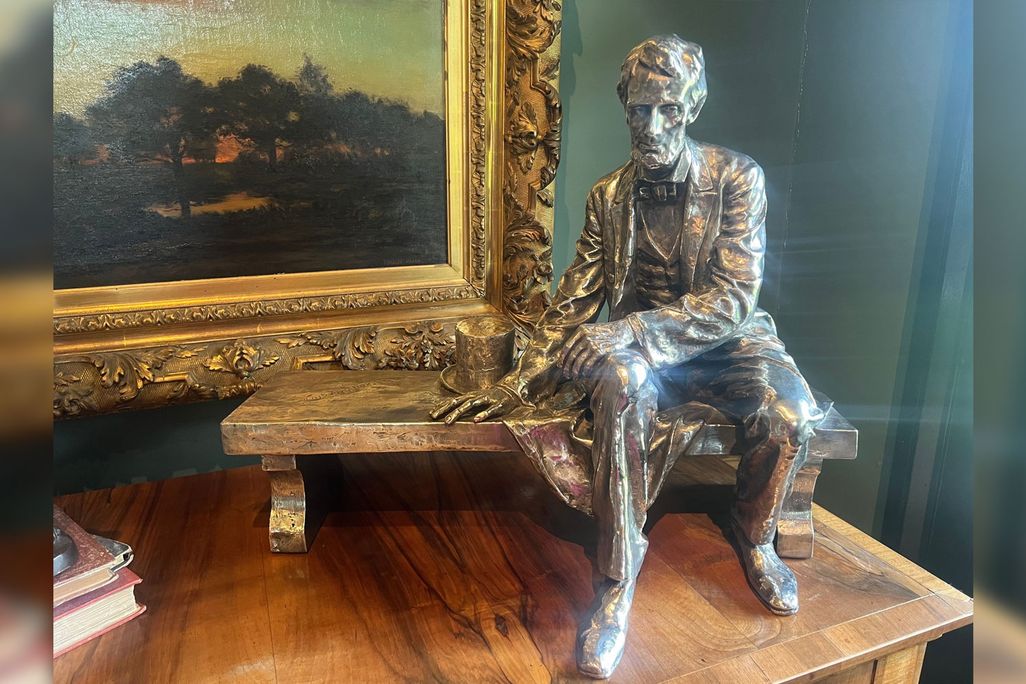 Silver statue of Abraham Lincoln