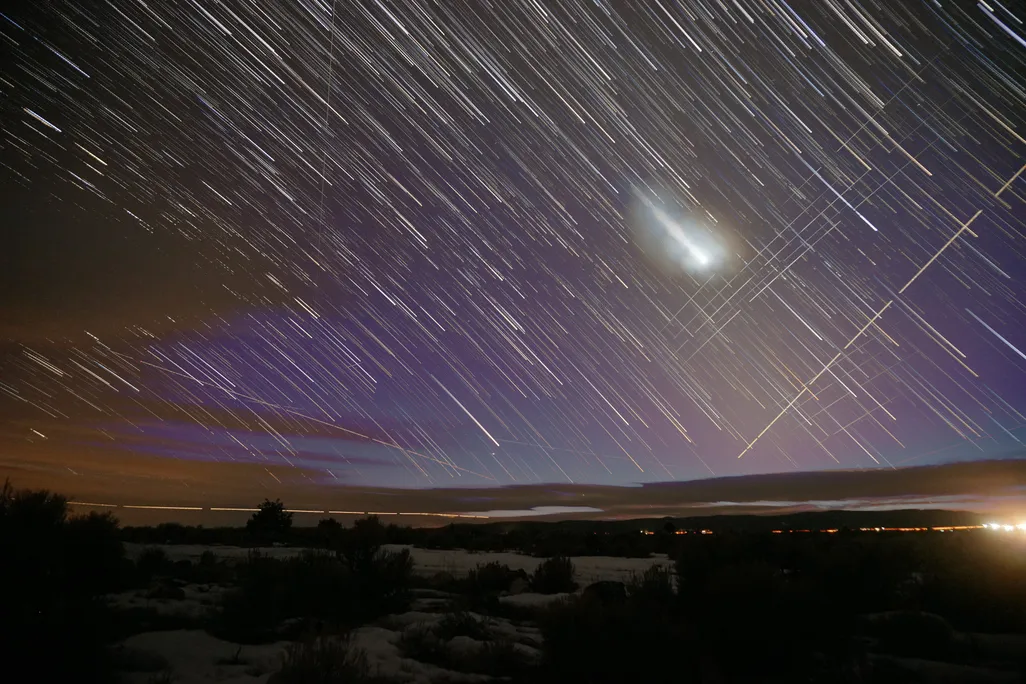 a night sky with lots of bright streaks
