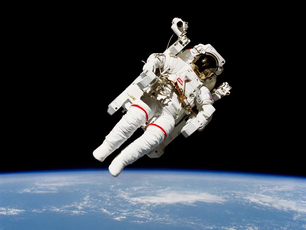 مک کندلس در حال رانش در فضا