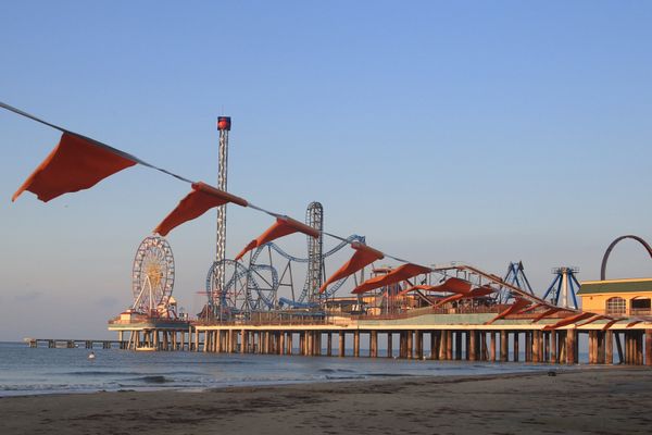 Pleasure Pier at Dawn thumbnail