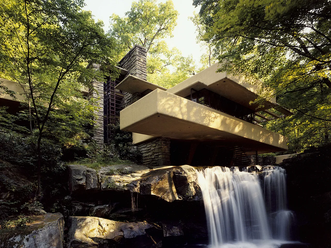 建物 Frank Lloyd Wright Fallingwater Frank Lloyd Wright's Fallingwater is now powered by solar energy