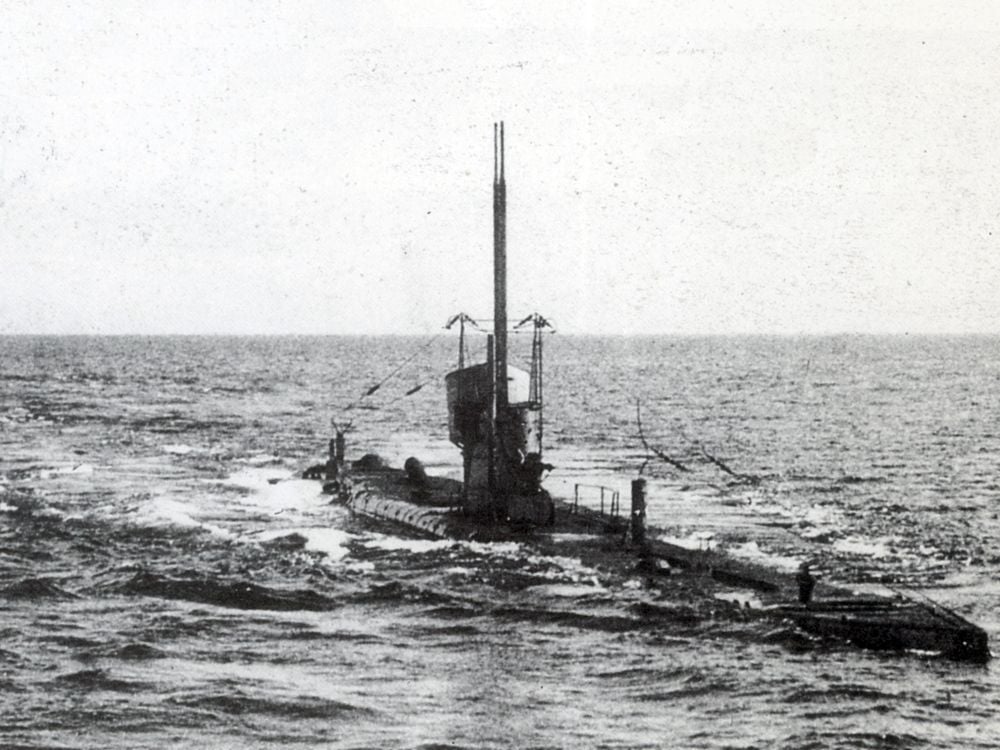 U-35 runs on the surface before submerging, 1917