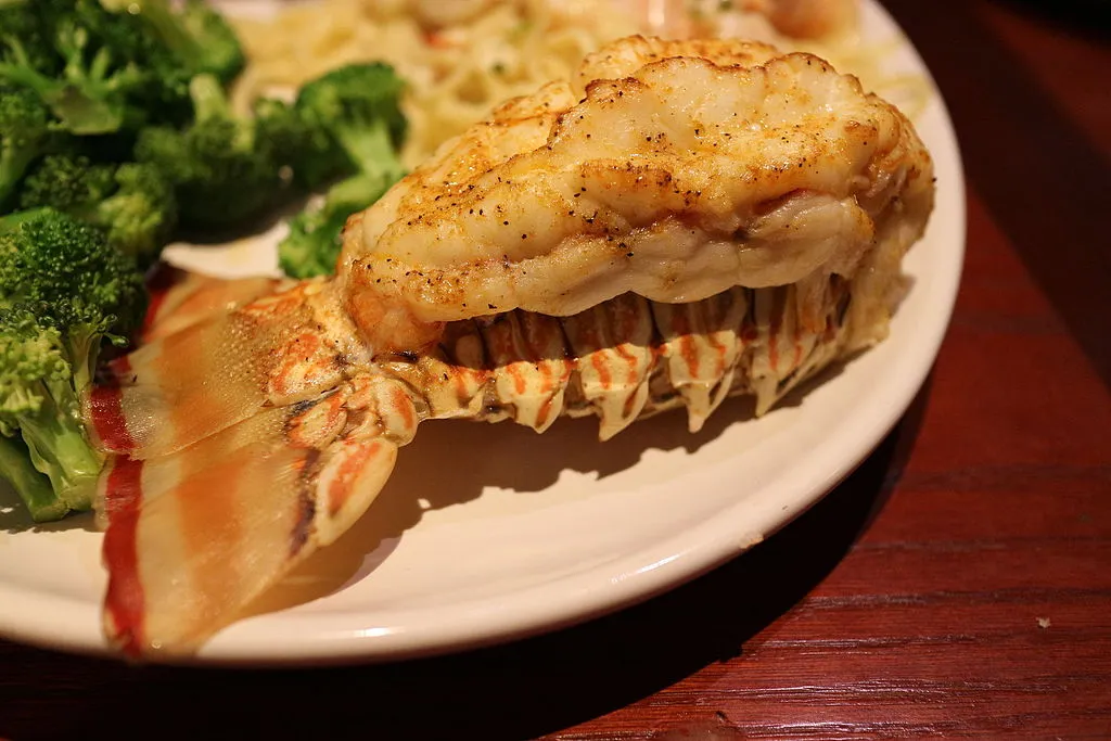 Red_Lobster_-_Rock_Lobster_Tail_16867370282.jpg