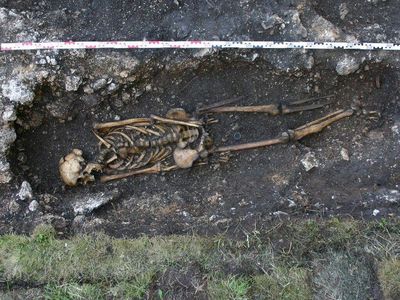 The 1,500-year-old skeleton of a man and his prosthesis was found in a grave next to medieval church in Hemmaberg, Austria.