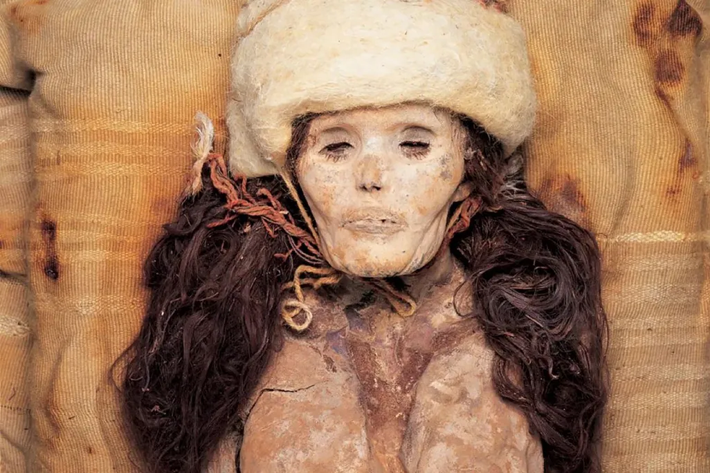 Mummy wearing hat with feather