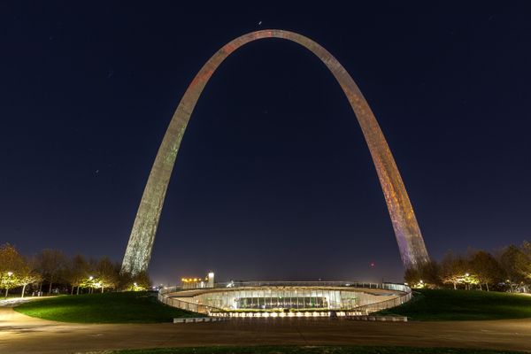 Gateway Arch and Visitor Center at Night thumbnail