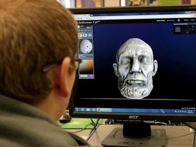 A student in Evansville, Wisconsin explores a 3D model of a 19th century life mask of President Abraham Lincoln from the National Portrait Gallery’s collections in his school’s computer lab in 2014.