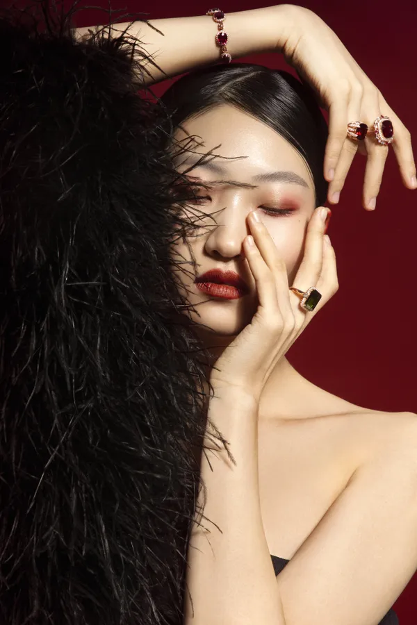 The Woman in Jewelry thumbnail