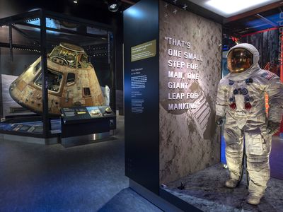 阿波罗11号指挥舱哥伦比亚号是首次登月返回地球的航天器的唯一部分，它与尼尔·阿姆斯特朗1969年7月在月球上行走时所穿的宇航服一起展出。