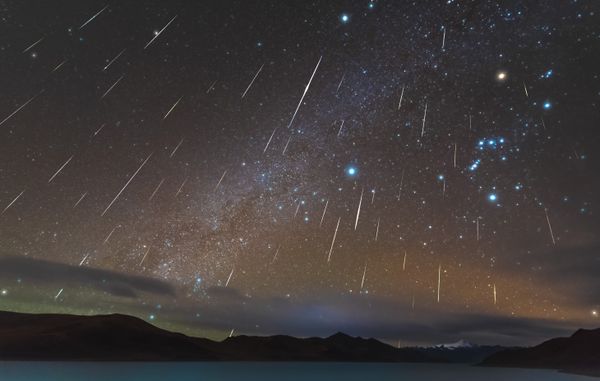 Geminids meteors above the YamdrokTso Lake thumbnail