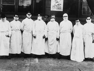 Doctors, army officers and reporters protect themselves during the 1918 pandemic.