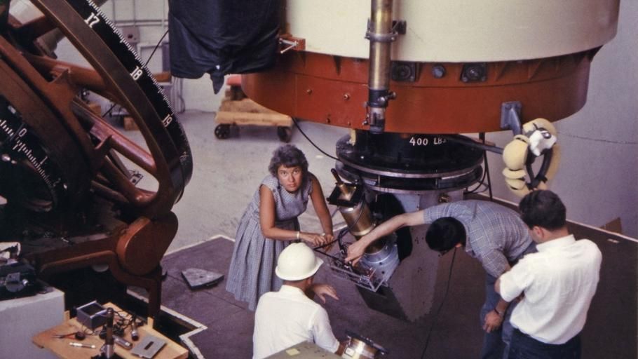 Vera Rubin and Kent Ford (white hat) setting up their image tube spectrograph at the Lowell Observatory in Flagstaff, Arizona. (Photo: THE CARNEGIE INSTITUTION FOR SCIENCE)