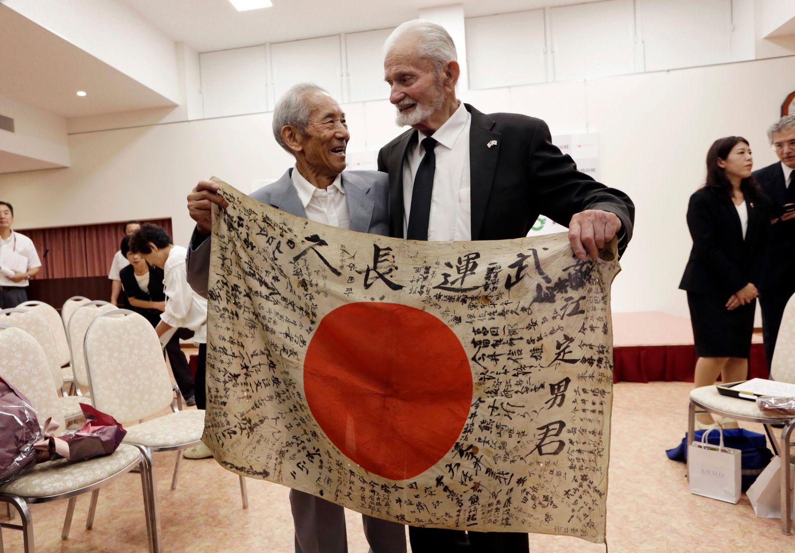 U S Veteran Returns Flag To Family Of Dead Japanese Soldier Smart News Smithsonian Magazine