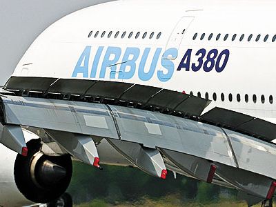 Eight spoilers on each wing add aerodynamic brakes to the A380’s mechanical ones