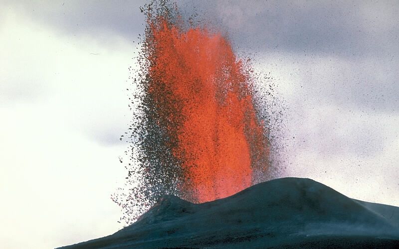 Lava_fountain_Kilauea.JPG