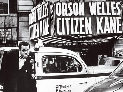 Orson Welles, already an institution at the age of 25, arrives at the 1941 premiere of his masterpiece.