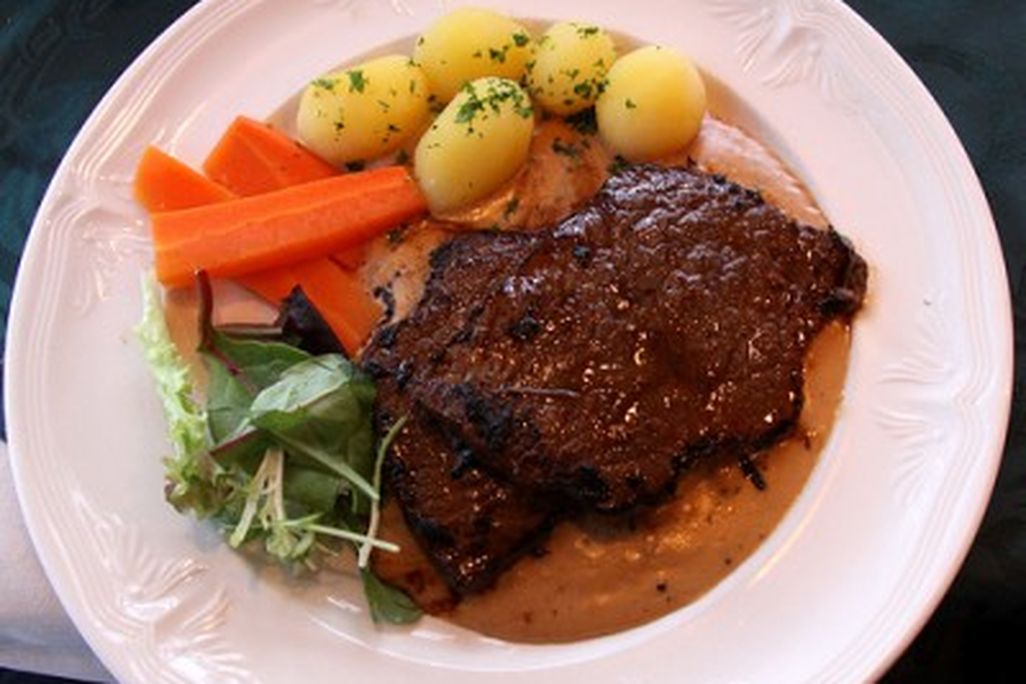 20110520090136whale-steak-by-ChrisGoldNY_3671440407_47c1be38c3-400x350.jpg