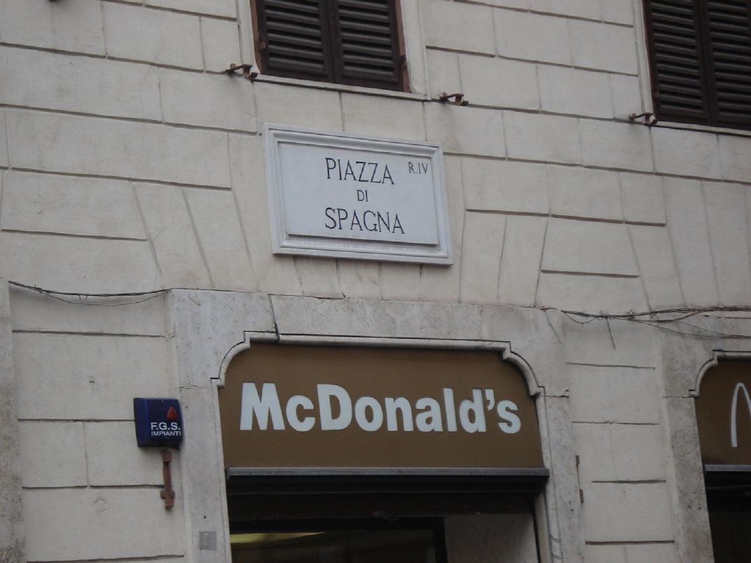La firma di McDonald's sotto l'insegna di Piazza de Spagna