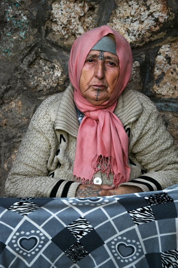 Amazigh Woman With Face Tattoos thumbnail