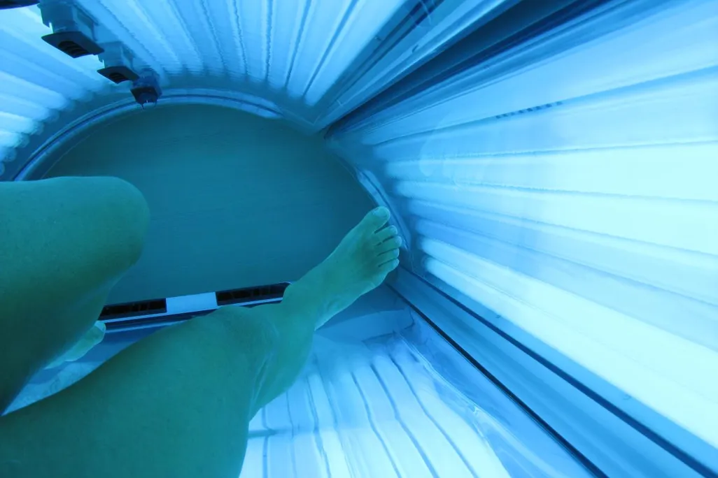 Inside_a_tanning_bed_(May_2011).jpg