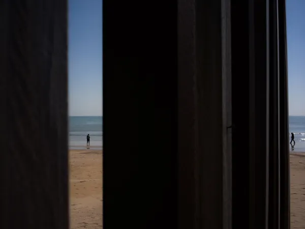 How far can the distance between people be thumbnail