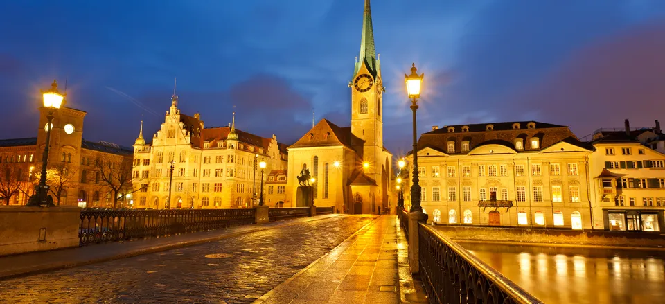  Street scene in Zurich in the evening 