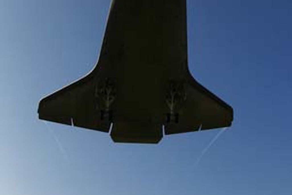 STS-132 Atlantis landing 5-26-10-1400-505.jpg