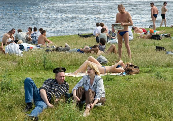 Russian sunbathers in St. Petersburg thumbnail