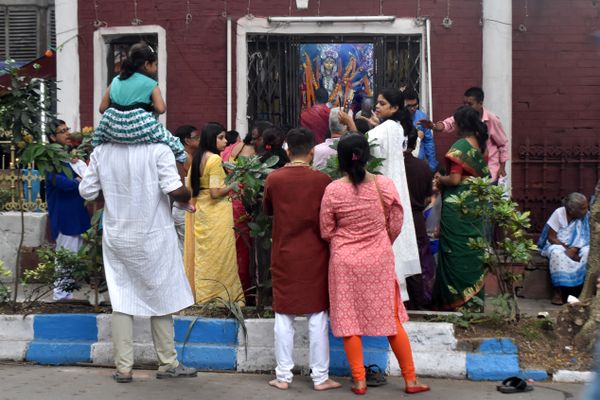 The Durga Puja spectators. thumbnail
