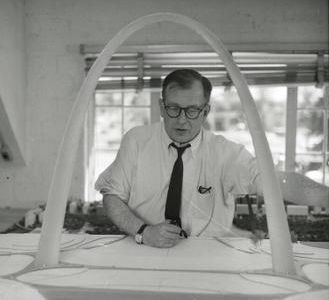 Saarinen working with a model of the arch in 1957