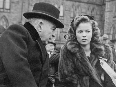 Shirley Temple with  William Lyon Mackenzie King, then Prime Minister of Canada, in 1944. 