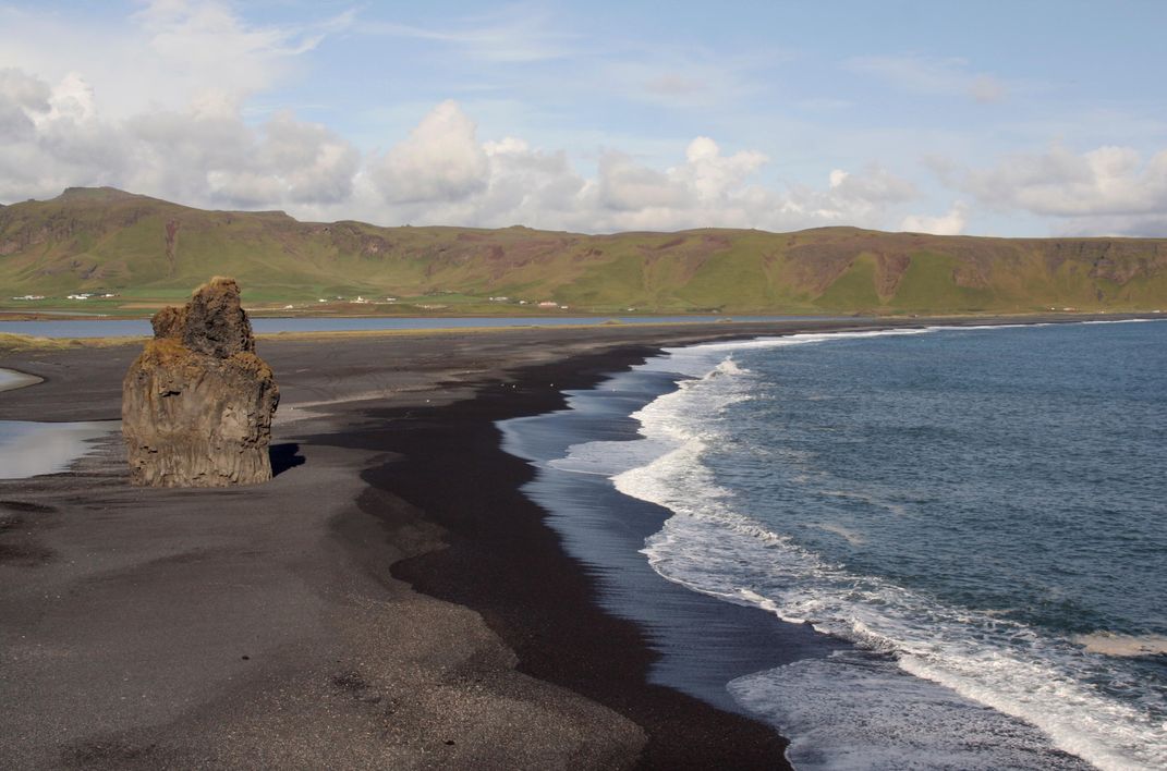 Black lava beach near Vík