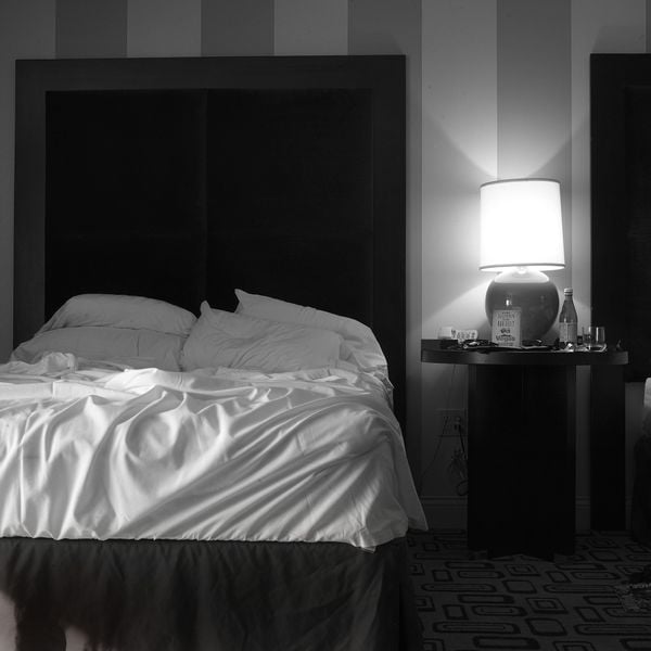 bedroom of an american motel thumbnail
