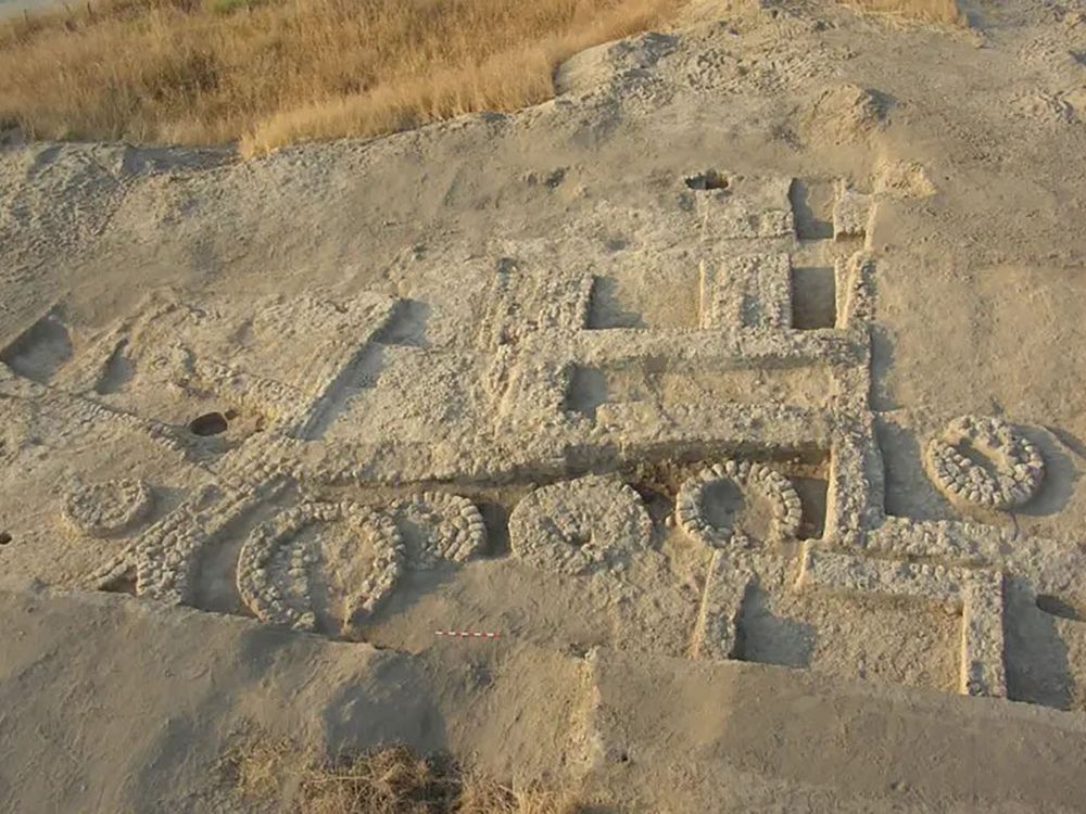 overview picture of slightly unearthed structures in sand that formed prehistoric silos