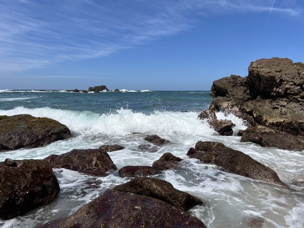 Ocean in Mexico crashing over rocks thumbnail