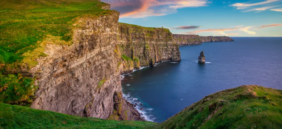  The dramatic Cliffs of Moher 