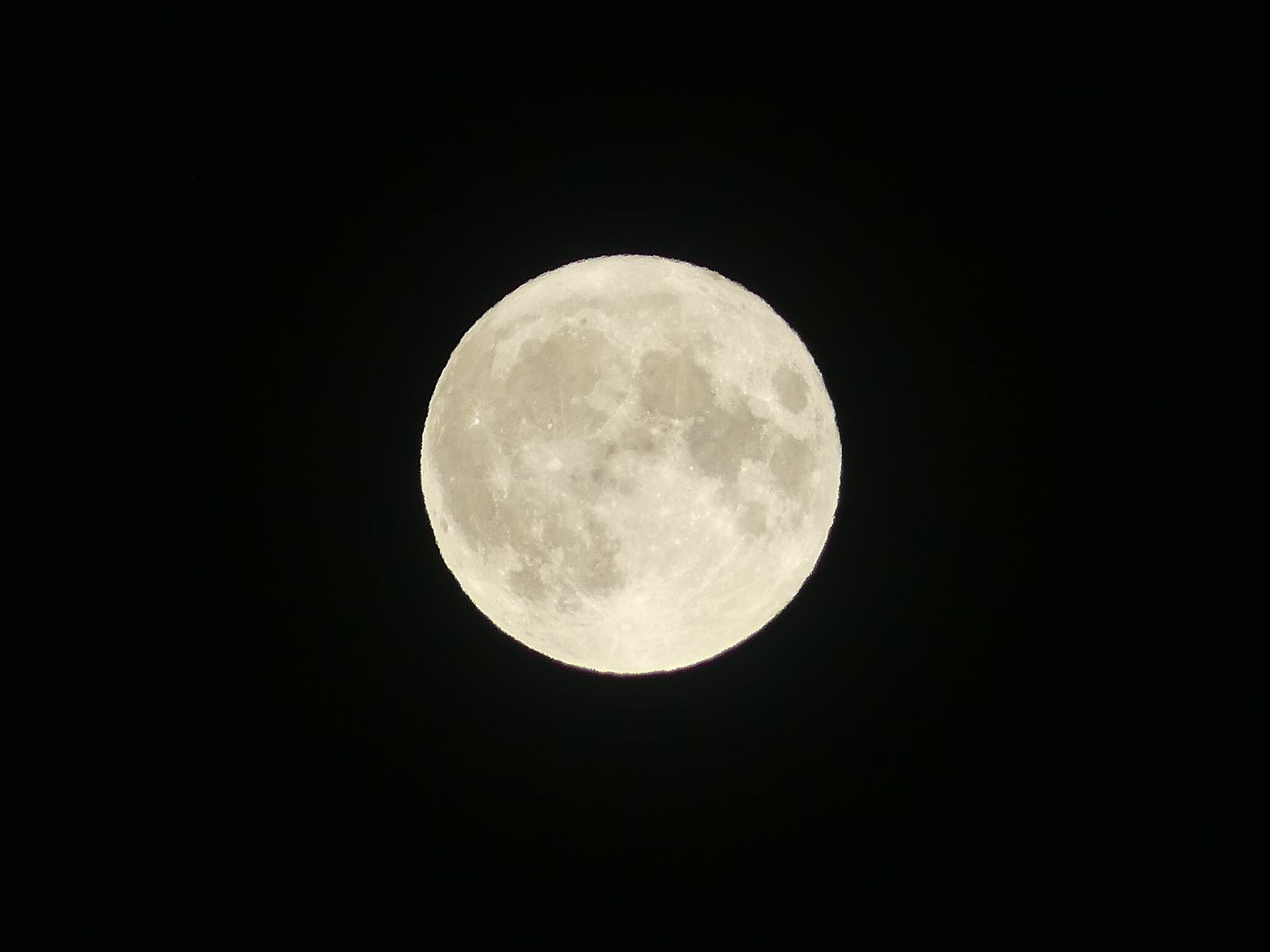 2048px-supemoon_-_20220713.jpg