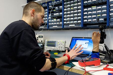 Students of design at the Berlin Weissensee School of Art have prototyped a new device that tracks gestures in an amputated limb and translates them to computer commands.